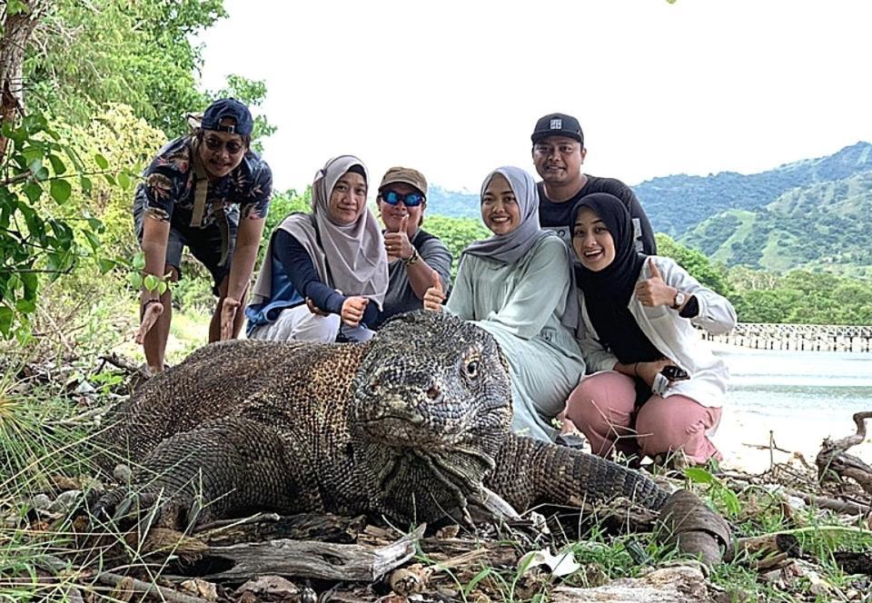 Komodoku One Love Homestay And Tour Labuan Bajo Kültér fotó