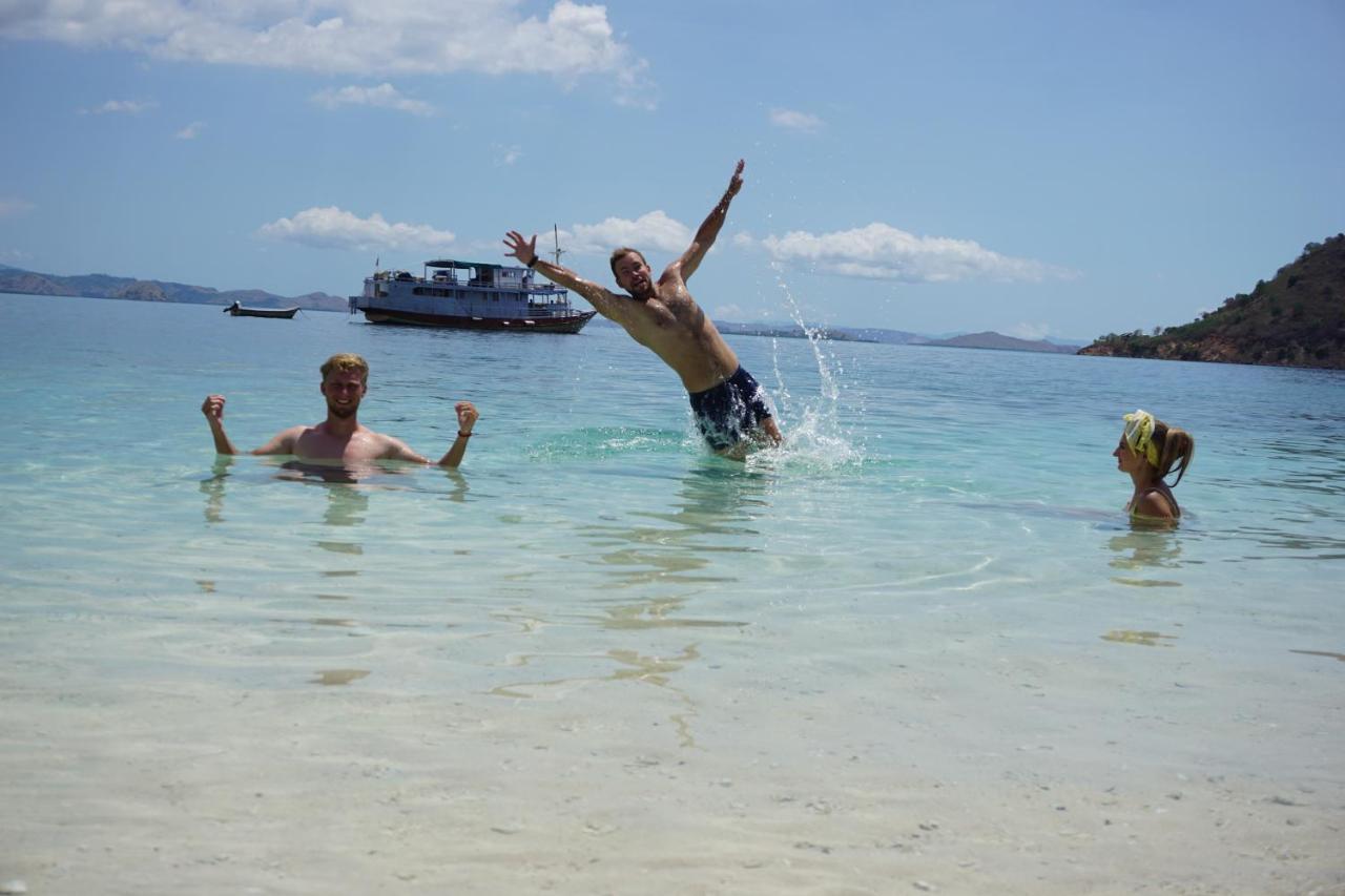 Komodoku One Love Homestay And Tour Labuan Bajo Kültér fotó